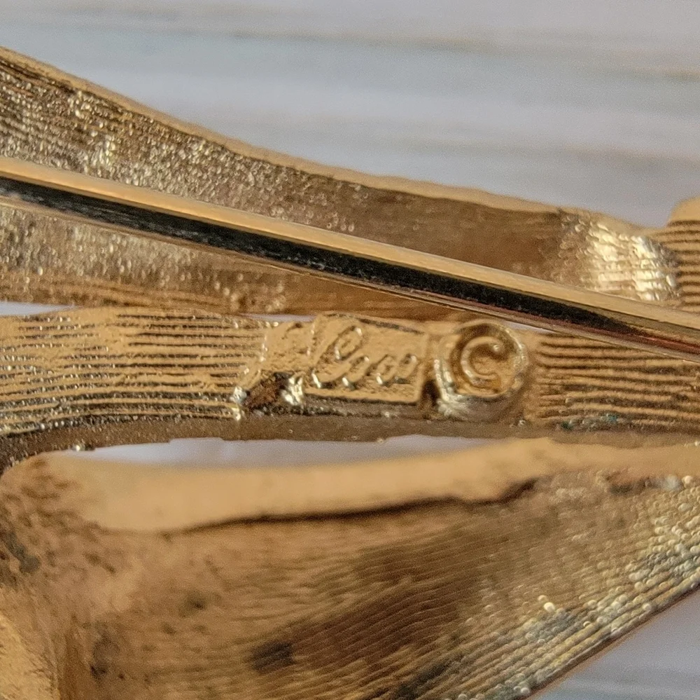 Vintage Coro Pegasus Gold Tone Textured Bow Ribbon Brooch Pin